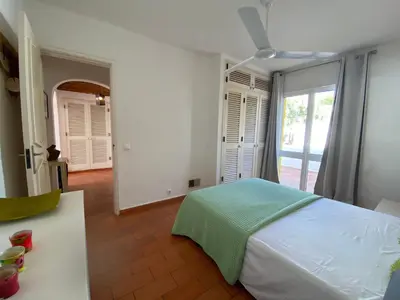 a bedroom with a bed and a large window at Aldeia do Golf O7 in Quarteira