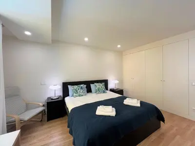 a bedroom with a bed with two towels on it at Faro Design 5 by Homing in Faro