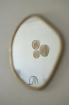 a mirror reflection of two coins on a ceiling at Timi's House - Espaçoso apartamento a 350 m da praia e centro da cidade velha in Albufeira