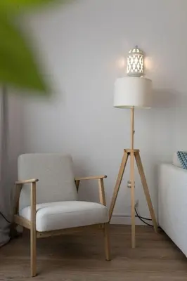 a chair and a lamp in a room at Timi's House - Espaçoso apartamento a 350 m da praia e centro da cidade velha in Albufeira