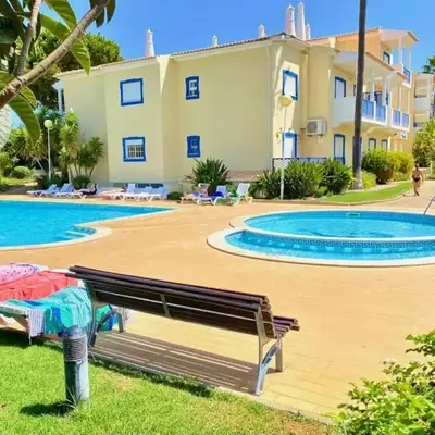 Flamingos Apartment with 2 swimming pool com check in e check out ao domingo em julho e agosto