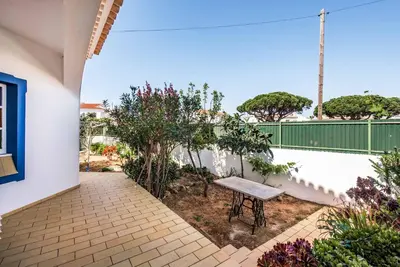 a bench in the courtyard of a house at Villa Dois Pinheiros in Albufeira