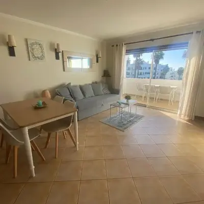 1-Bed - Sleeps 4 - Free Parking & Balcony