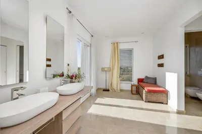 a bathroom with two sinks and a large mirror at Villa Casa do Amendoal by Villa Plus in Albufeira