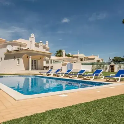 8-Bed Villa in Vilamoura-Sleeps-Playground-Pool