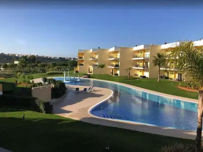 a large swimming pool in front of a building at Spacieux Appartement Logis des Fées de la Marina en rez-de-chaussée de chaussée in Albufeira