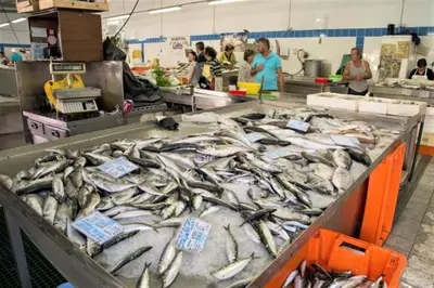 a pile of fish on display in a market at Apartamento Alameda in Quarteira