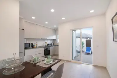a kitchen and dining room with a table and chairs at Casa da Letinhas in Albufeira