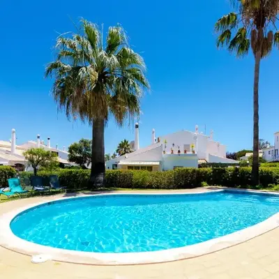 Small Villa 4Pax -Shared Pool @ Homesbyfc