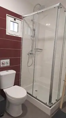 a bathroom with a shower and a toilet at Casa Rafinha in Faro