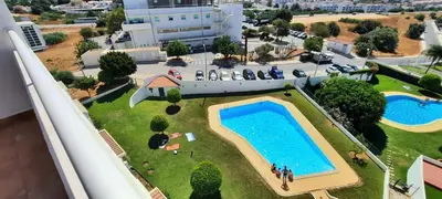 an overhead view of a large swimming pool on a building at Apartamento CPiscina-Albufeira in Albufeira