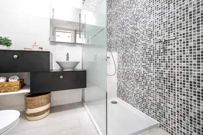 a bathroom with a shower and a toilet and a sink at Villa PACA Algarve Vilamoura 8 personnes in Quarteira