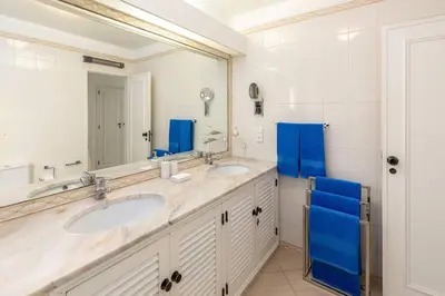 a bathroom with two sinks and a mirror at Moradia Olhos de Água - 3 quartos - 6 camas in Albufeira